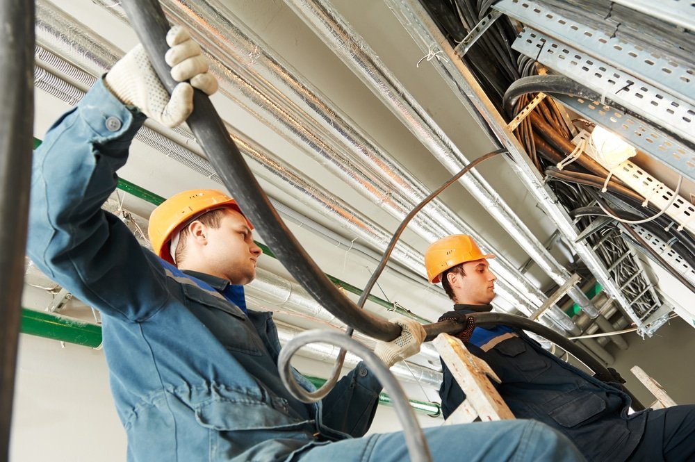 Elektricien installeert nieuwe bedrading tijdens renovatie in Alphen.