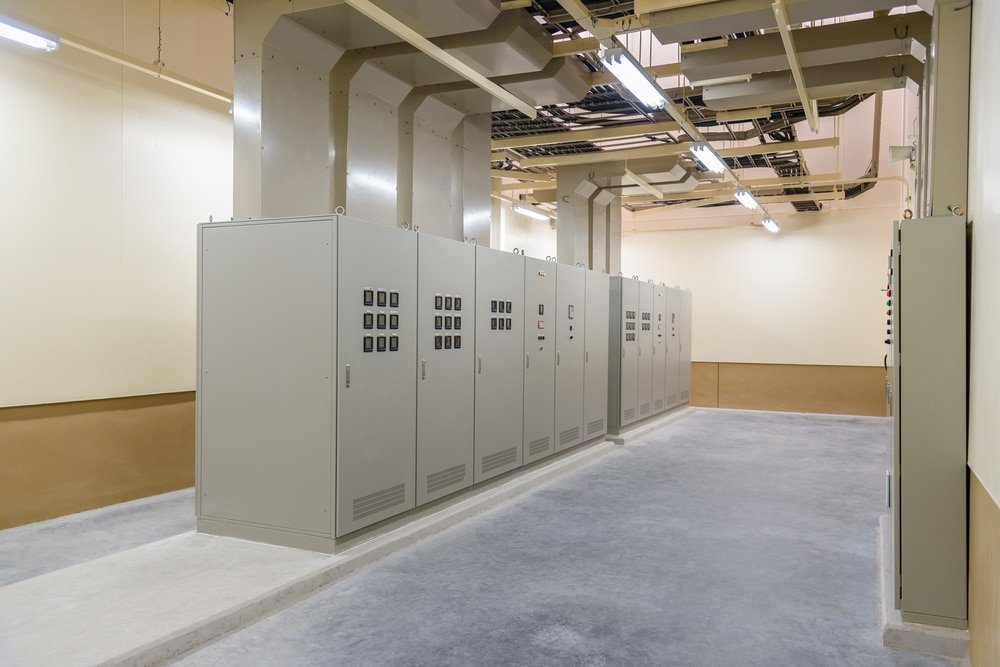 Industriële cv-installatie met meerdere gekoppelde ketels en stalen leidingen in technische ruimte