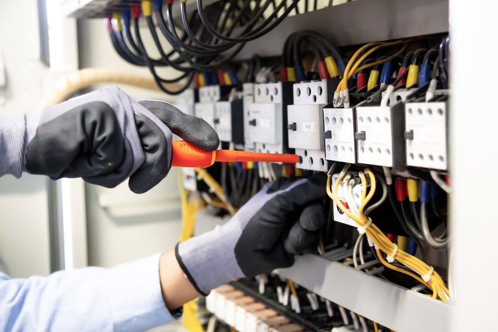 Elektricien van storingsdienst Delft lost stroomstoring op.