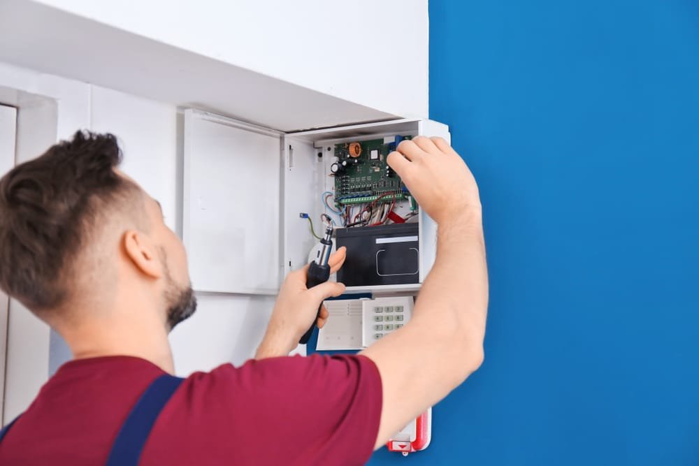 Elektricien verhelpt stroomstoring bij woning in Zoetermeer.